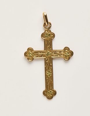 pendentif en forme de croix en or sur fond blanc