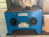 une machine bleue posée sur une table