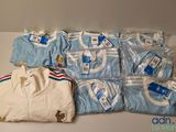 beaucoup de vêtements de bébé posés sur une table