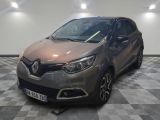 la voiture est garée sur le sol en damier du garage
