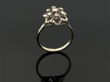 un gros plan d'une bague en argent ornée de fleurs