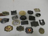 de nombreuses boucles de ceinture et autres objets métalliques posés sur une table