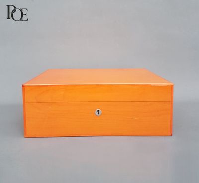 une boîte en bois orange munie d'une serrure sur le dessus