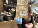 une boîte en carton remplie d'objets divers posée sur une table