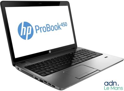 L'ordinateur portable HP ProBook 450 est ouvert sur un fond blanc