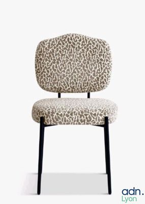 une chaise recouverte d'un tissu à imprimé léopard