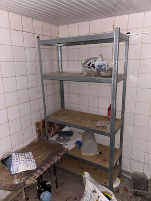 une pièce dans laquelle se trouvent une étagère et une table