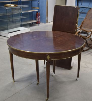 une table et des chaises dans une pièce aux murs bleus