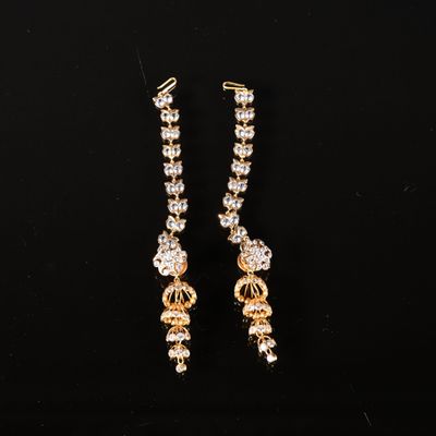 une paire de boucles d'oreilles en or et diamants sur fond noir