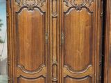 paire d'armoires françaises anciennes aux portes en bois sculpté