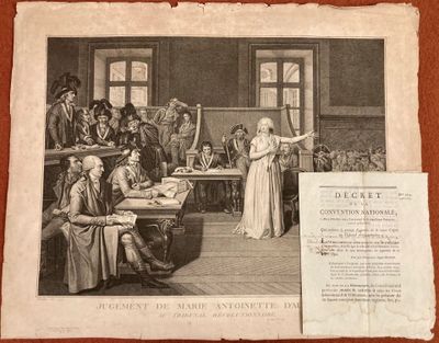 une vieille photo montrant une femme prononçant un discours devant un groupe de personnes