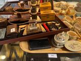 de nombreux types de poteries exposées dans une vitrine