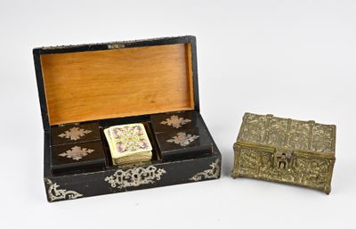 une petite boîte qui contient une autre petite boîte