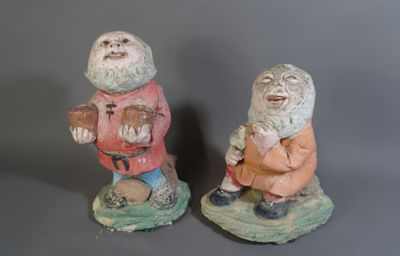 deux figurines de gnomes assises l'une sur l'autre