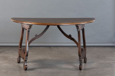 une petite table avec un plateau en bois sur un sol en béton