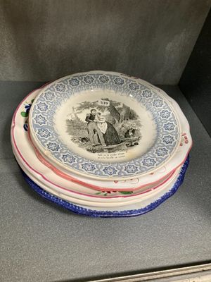 plusieurs assiettes sont empilées les unes sur les autres sur une étagère