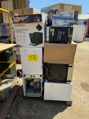 une pile d'appareils électroménagers posée sur un tas de cartons
