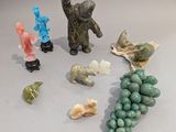 de nombreuses figurines de formes et de tailles variées sur la table