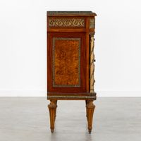 Une commode ou un meuble à tiroirs en placage de noyer burlé… (photo 5)