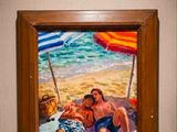 un tableau représentant deux personnes assises sur une plage