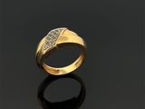 une bague en or avec des diamants sur une surface noire