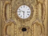 une image représentant une horloge dorée avec un cadran blanc sur fond blanc