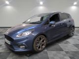 une Ford Fiesta bleue garée sur un sol carrelé à damier
