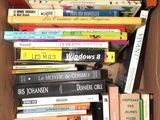 une boîte remplie de livres empilés les uns sur les autres
