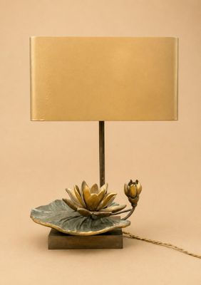 une lampe posée sur une table, à côté d'une autre lampe