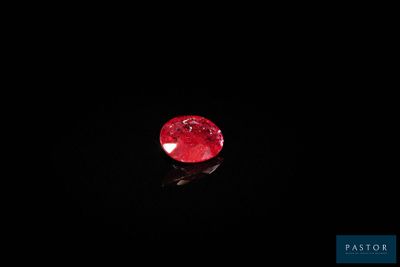 gros plan d'un diamant rouge sur une surface noire