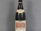 une bouteille de vin posée sur une table en verre