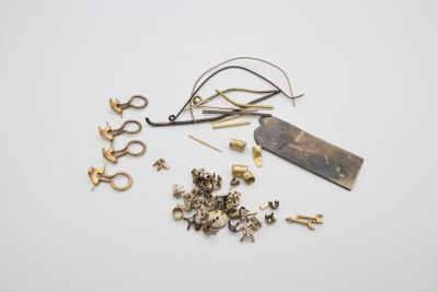 beaucoup de bijoux en or et en argent sur une surface blanche