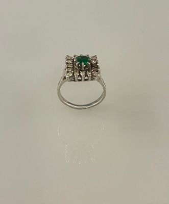 BAGUE en or gris 18K (750 millièmes) à chaton carré orné au …