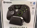 La boîte de la manette Xbox est ouverte et prête à l'emploi.