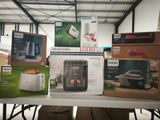 de nombreuses boîtes posées sur une table dans une pièce