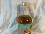 une bouteille de rhum posée sur un drap blanc