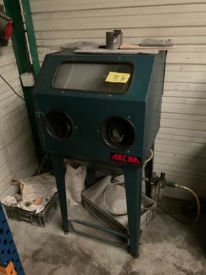 une machine bleue qui se trouve dans un garage