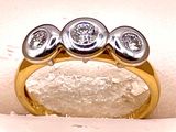 une bague en or sertie de trois diamants
