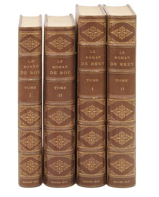 un ensemble de quatre livres superposés