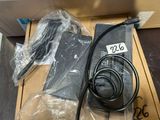 une boîte contenant quelques fils et un chargeur