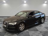 une photo d'une Audi noire garée sur un sol à damier