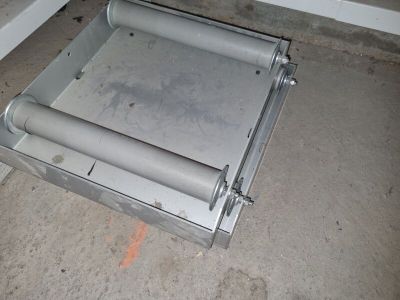 une boîte métallique contenant un rouleau de papier