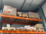 de nombreux cartons sur les étagères de l'entrepôt