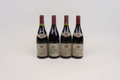 trois bouteilles de vin sont alignées sur une surface blanche