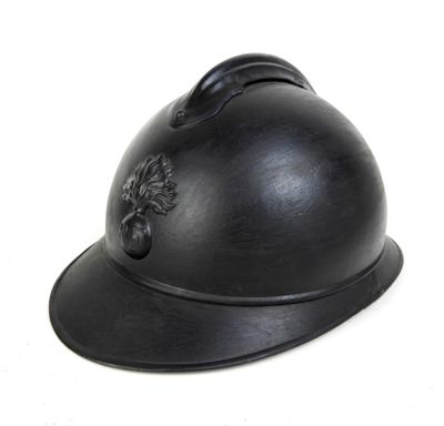 un casque posé sur une surface blanche