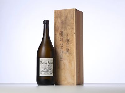 une bouteille de vin posée à côté d'une caisse en bois