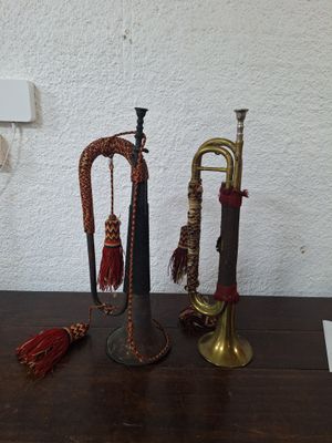 trois types d'instruments de musique posés sur une table