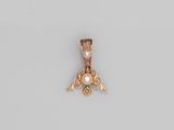 un pendentif en or et perles
