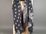 une écharpe à motif cachemire noir et blanc sur un mannequin, un mannequin, un mannequin, un mannequin, un mannequin, un mannequin, un mannequin, un mannequin