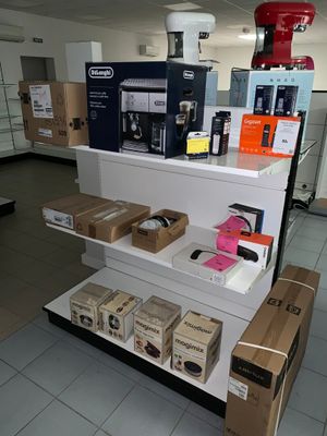 de nombreuses boîtes sur les étagères du magasin